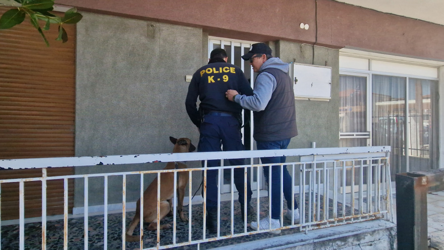 Θεσσαλονίκη: Εκπαιδευμένος σκύλος στο σπίτι του 34χρονου μητροκτόνου - Επεκτείνονται οι έρευνες της ΕΛ.ΑΣ.