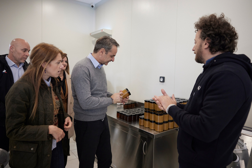 Στα Ιωάννινα ο Μητσοτάκης:  Eπισκέφθηκε την μεγαλύτερη γραμμή παραγωγής νερού της Ευρώπης