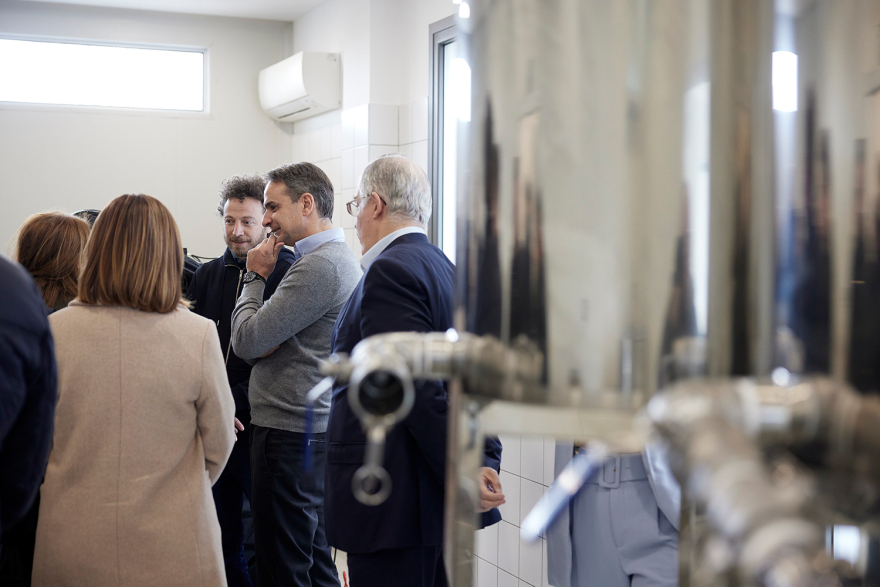 Στα Ιωάννινα ο Μητσοτάκης:  Eπισκέφθηκε την μεγαλύτερη γραμμή παραγωγής νερού της Ευρώπης