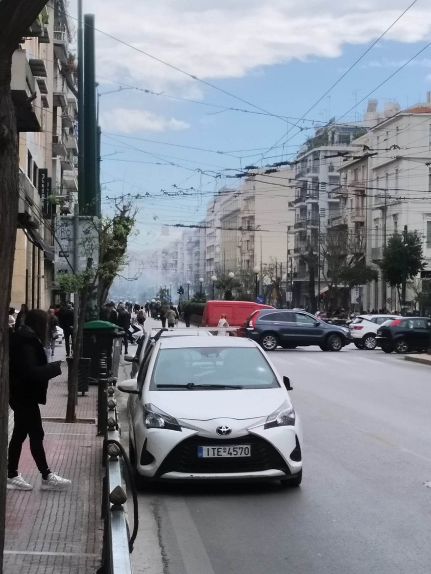 ΑΣΟΕΕ: Τριάντα άτομα προκάλεσαν ξανά επεισόδια- Πετροπόλεμος με τα ΜΑΤ, δείτε βίντεο 