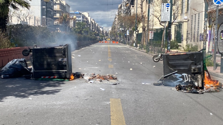 ΑΣΟΕΕ: Τριάντα άτομα προκάλεσαν ξανά επεισόδια- Πετροπόλεμος με τα ΜΑΤ, δείτε βίντεο 