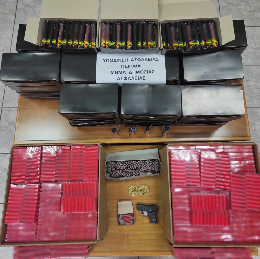 Τέσσερις συλλήψεις στου Ρέντη για παράνομο εμπόριο βεγγαλικών και κροτίδων μέσω διαδικτύου