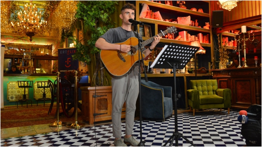 Βίκτωρ Βερνίκος για Eurovision: «Δεν μας σταματάει τίποτα, θα κάνουμε το καλύτερο» 