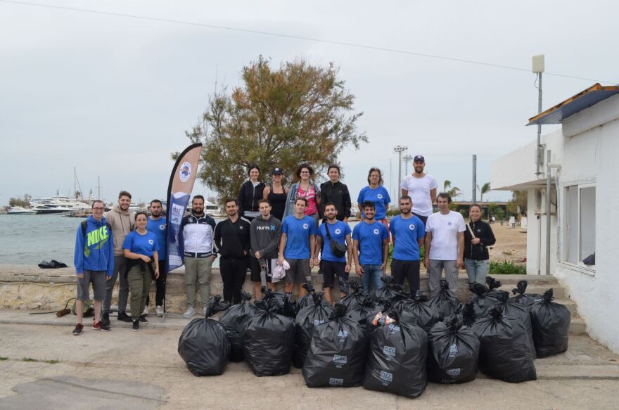 Beach Cleaning: Η ομάδα των εθελοντών-φοιτητών που έχουν συλλέξει 18.506 πλαστικά από τις παραλίες