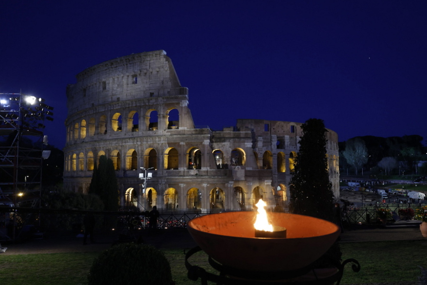 Ιταλία: Πλήθος κόσμου στο Κολοσσαίο για την Οδό του Σταυρού της Μεγάλης Παρασκευής των Καθολικών