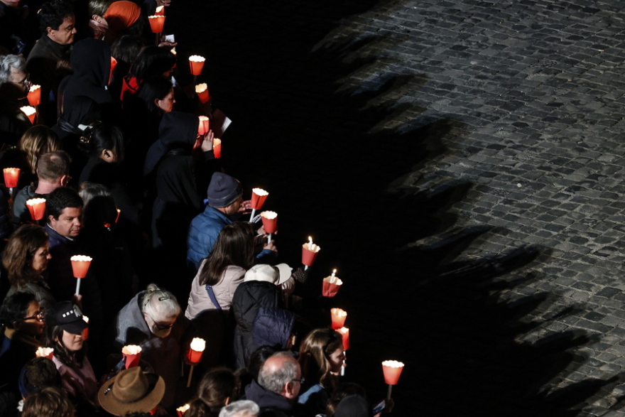 Ιταλία: Πλήθος κόσμου στο Κολοσσαίο για την Οδό του Σταυρού της Μεγάλης Παρασκευής των Καθολικών