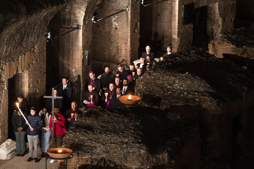 Ιταλία: Πλήθος κόσμου στο Κολοσσαίο για την Οδό του Σταυρού της Μεγάλης Παρασκευής των Καθολικών