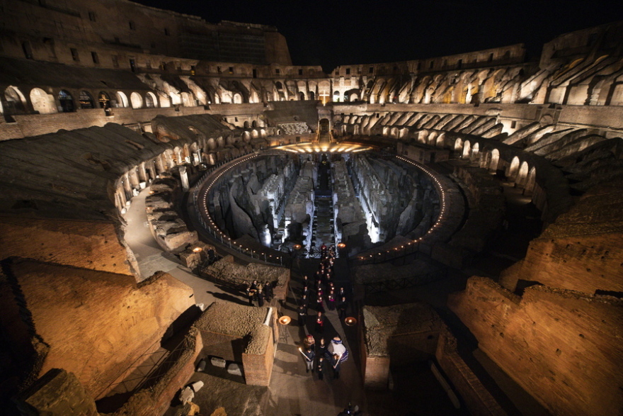 Ιταλία: Πλήθος κόσμου στο Κολοσσαίο για την Οδό του Σταυρού της Μεγάλης Παρασκευής των Καθολικών