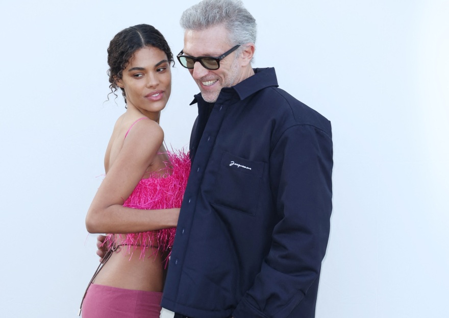 Έμιλι Ραταϊκόφσκι και Τίνα Κουνάκεϊ: Δείχνουν τα καλλίγραμμα σώματά τους στην παραλία - Δείτε φωτογραφίες