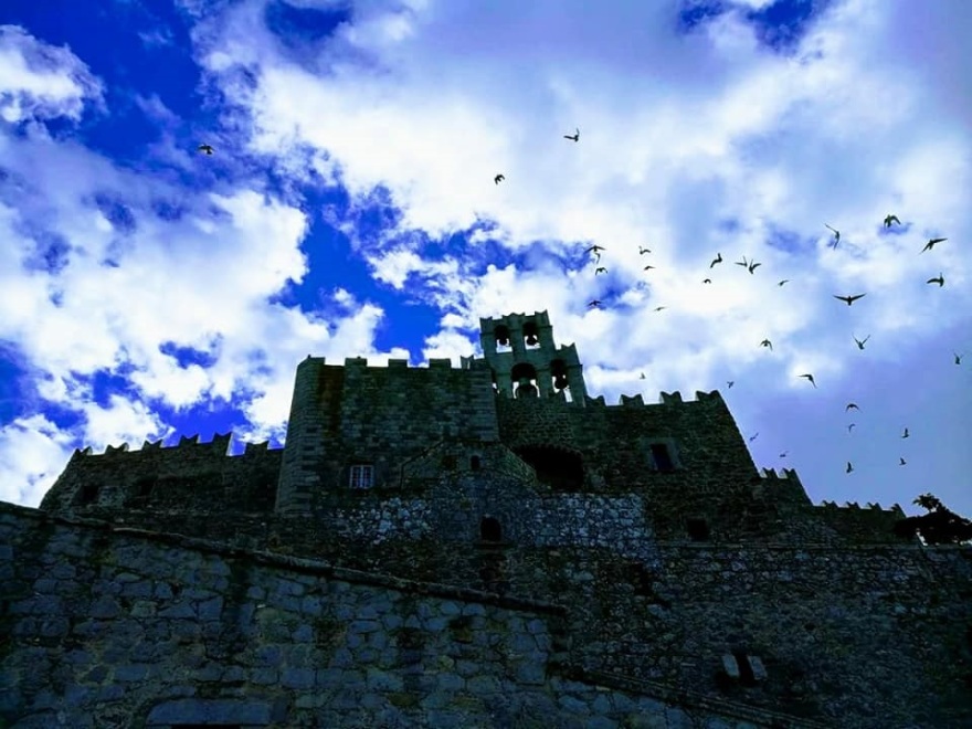 «Πορφυρός Κώδικας»: Το νέο μυθιστόρημα του Μένιου Σακελλαρόπουλου θυμίζει... Ιντιάνα Τζόουνς