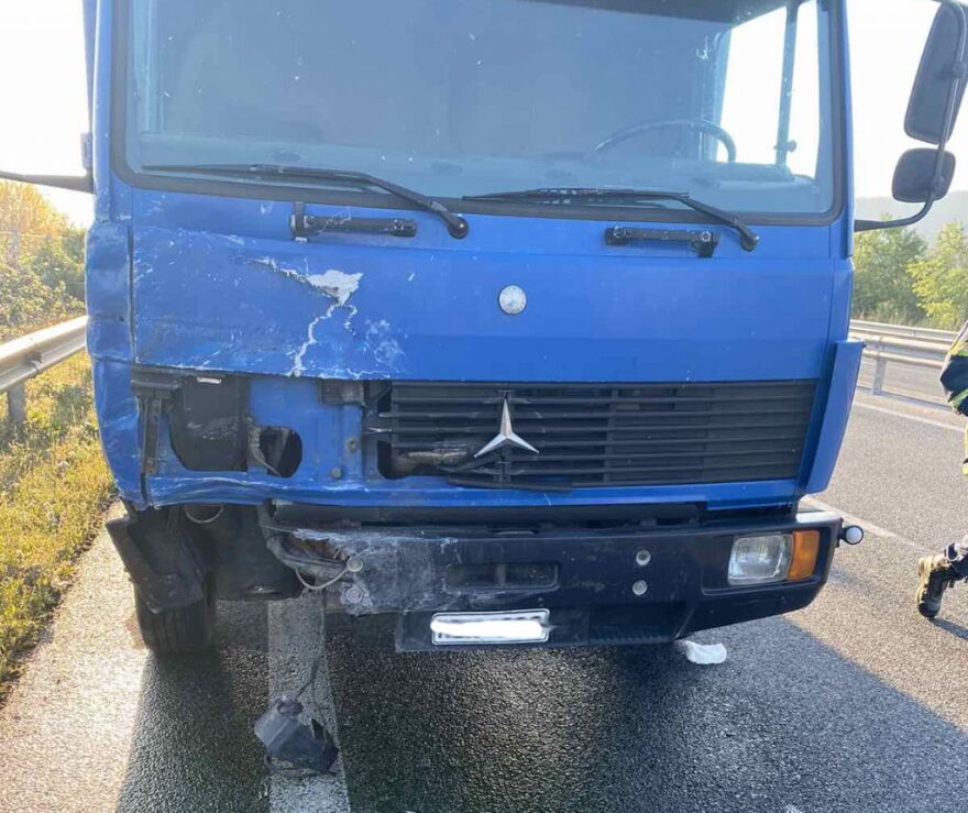 Τρίκαλα: Δύο νεκροί μετά από σύγκρουση ΙΧ με φορτηγό - Δείτε φωτογραφίες