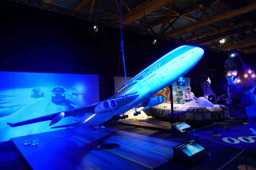 Τζέιμς Μποντ: Μια έκθεση... όνειρο για τους λάτρεις του «007» - Οχήματα, ρούχα και σκηνικά