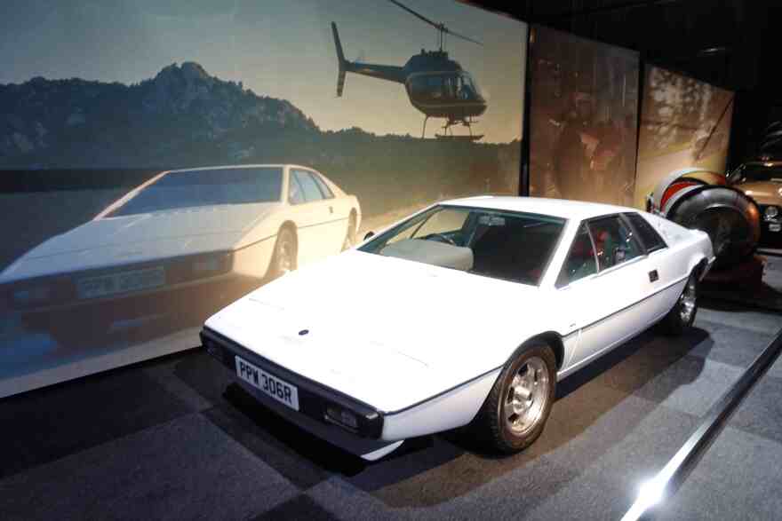 Τζέιμς Μποντ: Μια έκθεση... όνειρο για τους λάτρεις του «007» - Οχήματα, ρούχα και σκηνικά