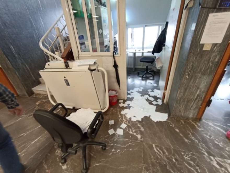  Χειροπέδες σε τρεις νεαρούς που διέρρηξαν το Δημαρχείο Κομοτηνής