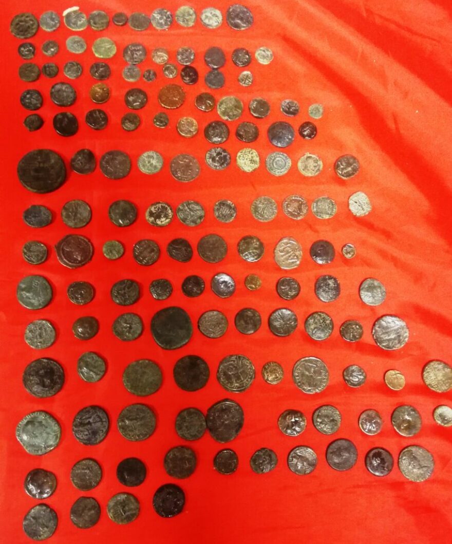 Θεσσαλονίκη: Αρχαιοκάπηλος θα έστελνε δέμα με... 180 αρχαία νομίσματα στη Γερμανία