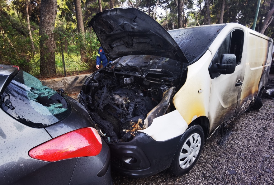 Ζωγράφου: Επεισόδια στην Πανεπιστημιούπολη - Φωτιές σε κάδους και ζημιές σε αυτοκίνητα