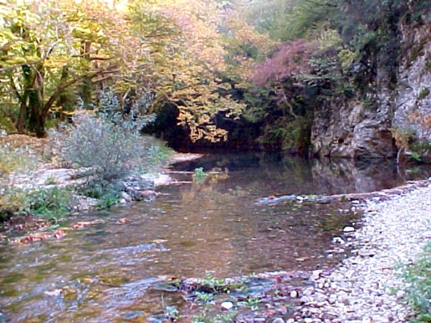 Ήπειρος: Οι μαγευτικοί «Αγιοί», το μυστηριώδες μοναστήρι στον βράχο και η γέφυρα με την απίστευτη ιστορία