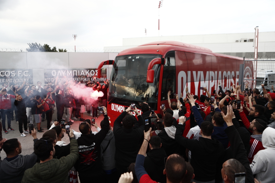  Αποθέωση για την αποστολή του Ολυμπιακού στο Ρέντη - Δείτε φωτογραφίες και βίντεο 