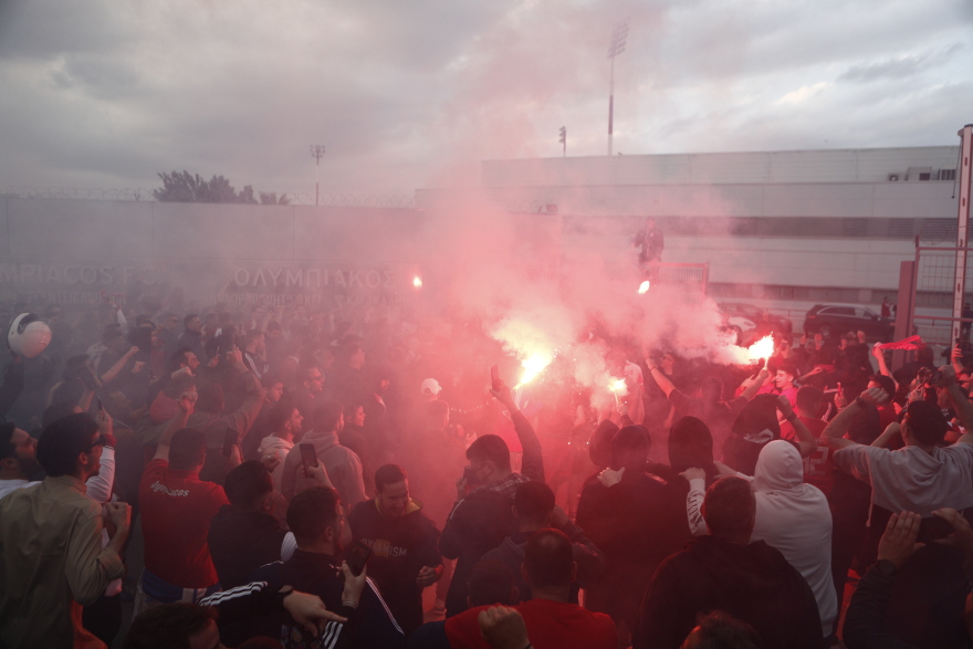  Αποθέωση για την αποστολή του Ολυμπιακού στο Ρέντη - Δείτε φωτογραφίες και βίντεο 