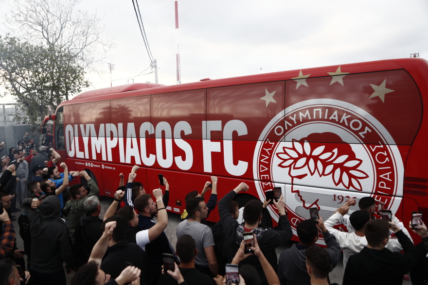  Αποθέωση για την αποστολή του Ολυμπιακού στο Ρέντη - Δείτε φωτογραφίες και βίντεο 