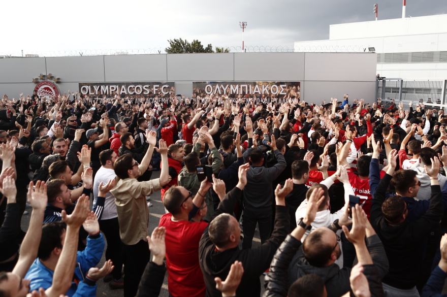  Αποθέωση για την αποστολή του Ολυμπιακού στο Ρέντη - Δείτε φωτογραφίες και βίντεο 