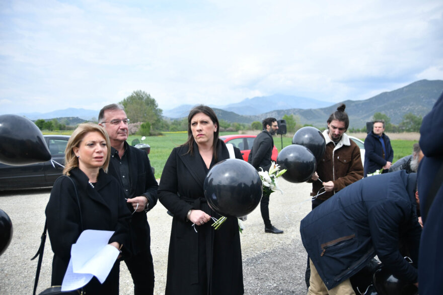 Λάρισα: Θρήνος στα Τέμπη στο μνημόσυνο για τα θύματα του σιδηροδρομικού δυστυχήματος