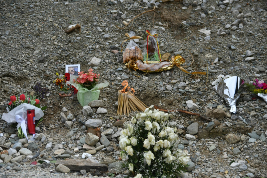 Λάρισα: Θρήνος στα Τέμπη στο μνημόσυνο για τα θύματα του σιδηροδρομικού δυστυχήματος