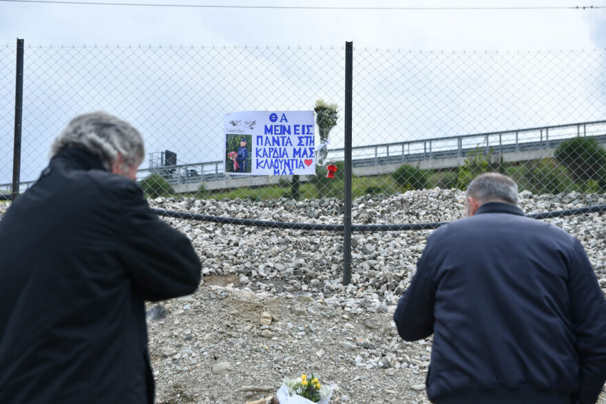 Λάρισα: Θρήνος στα Τέμπη στο μνημόσυνο για τα θύματα του σιδηροδρομικού δυστυχήματος