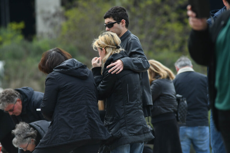 Λάρισα: Θρήνος στα Τέμπη στο μνημόσυνο για τα θύματα του σιδηροδρομικού δυστυχήματος