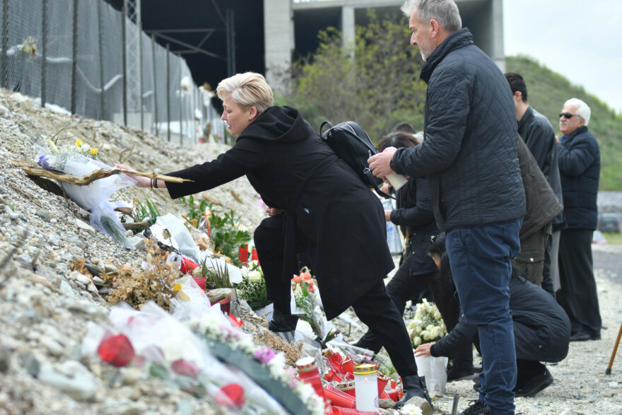 Λάρισα: Θρήνος στα Τέμπη στο μνημόσυνο για τα θύματα του σιδηροδρομικού δυστυχήματος