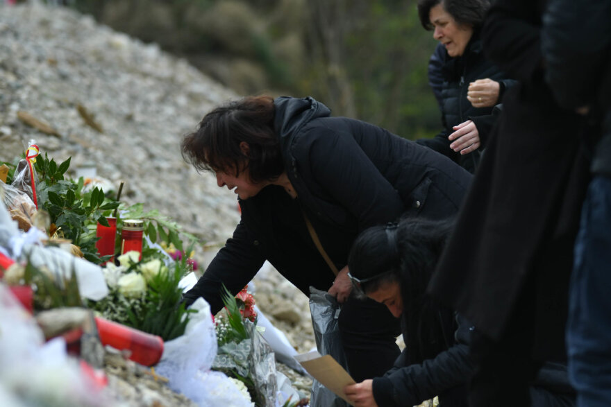 Λάρισα: Θρήνος στα Τέμπη στο μνημόσυνο για τα θύματα του σιδηροδρομικού δυστυχήματος