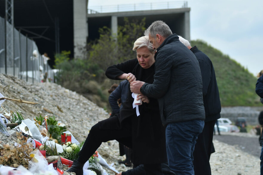 Λάρισα: Θρήνος στα Τέμπη στο μνημόσυνο για τα θύματα του σιδηροδρομικού δυστυχήματος