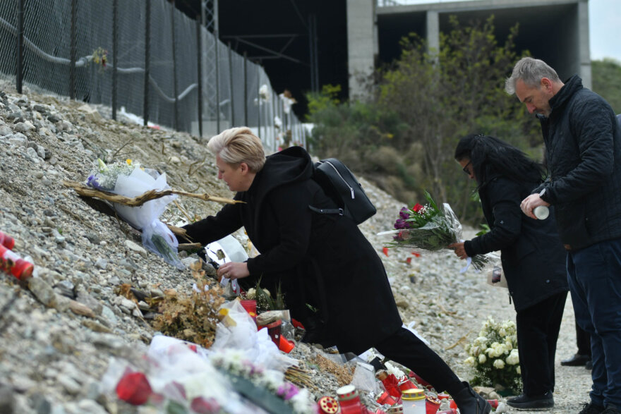 Λάρισα: Θρήνος στα Τέμπη στο μνημόσυνο για τα θύματα του σιδηροδρομικού δυστυχήματος