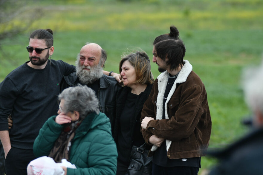 Λάρισα: Θρήνος στα Τέμπη στο μνημόσυνο για τα θύματα του σιδηροδρομικού δυστυχήματος