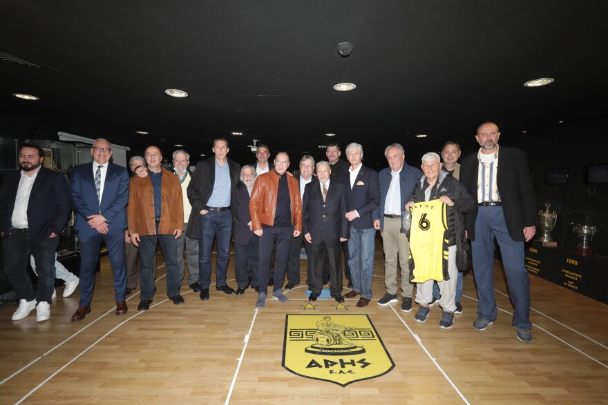 Αποθεώθηκε ο Νίκος Γκάλης κατά την είσοδό του στο Αλεξάνδρειο - Δείτε βίντεο και φωτογραφίες 