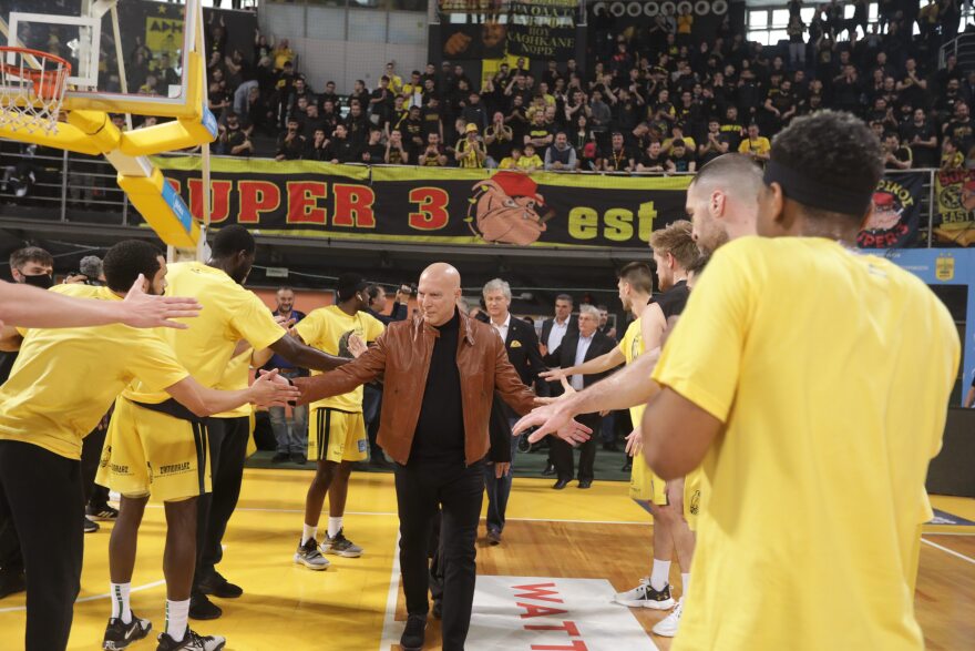 Αποθεώθηκε ο Νίκος Γκάλης κατά την είσοδό του στο Αλεξάνδρειο - Δείτε βίντεο και φωτογραφίες 