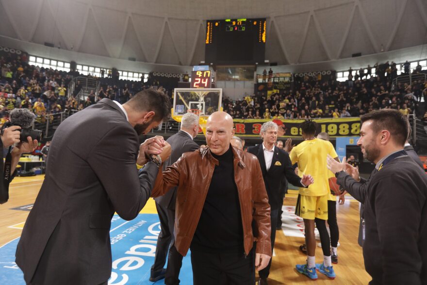 Αποθεώθηκε ο Νίκος Γκάλης κατά την είσοδό του στο Αλεξάνδρειο - Δείτε βίντεο και φωτογραφίες 