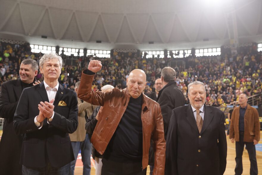 Αποθεώθηκε ο Νίκος Γκάλης κατά την είσοδό του στο Αλεξάνδρειο - Δείτε βίντεο και φωτογραφίες 