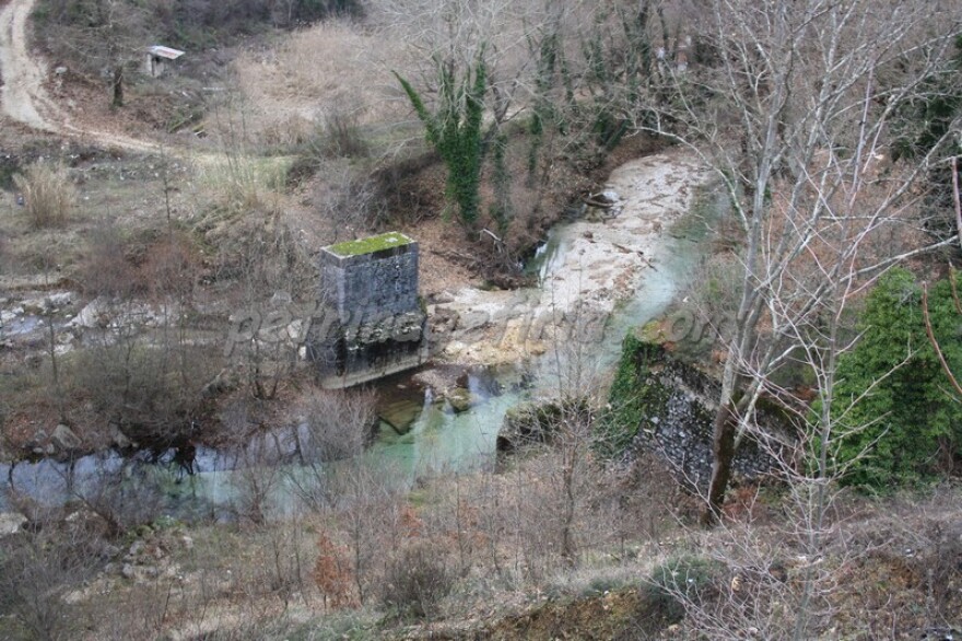 Ήπειρος: Οι μαγευτικοί «Αγιοί», το μυστηριώδες μοναστήρι στον βράχο και η γέφυρα με την απίστευτη ιστορία