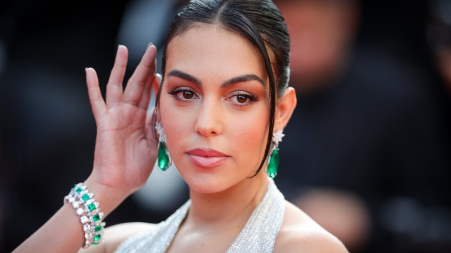 Κριστιάνο Ρονάλντο: Φιλάει δημόσια τη Ροντρίγκεζ για να πείσει ότι δεν υπάρχει κρίση στη σχέση τους 