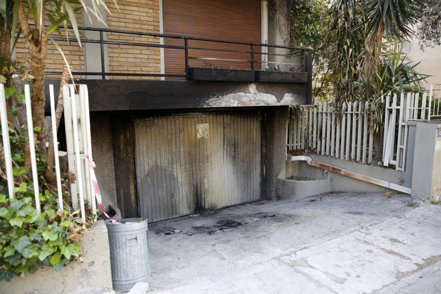 Έκρηξη σε είσοδο πολυκατοικίας στους Αμπελόκηπους με γκαζάκια σε καρότσι σούπερ μάρκετ - Δείτε φωτογραφίες