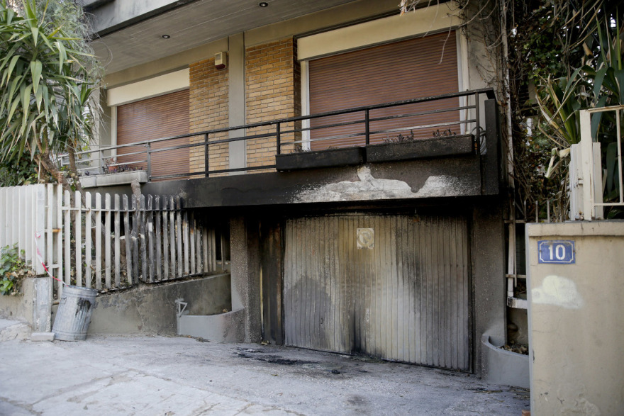 Έκρηξη σε είσοδο πολυκατοικίας στους Αμπελόκηπους με γκαζάκια σε καρότσι σούπερ μάρκετ - Δείτε φωτογραφίες