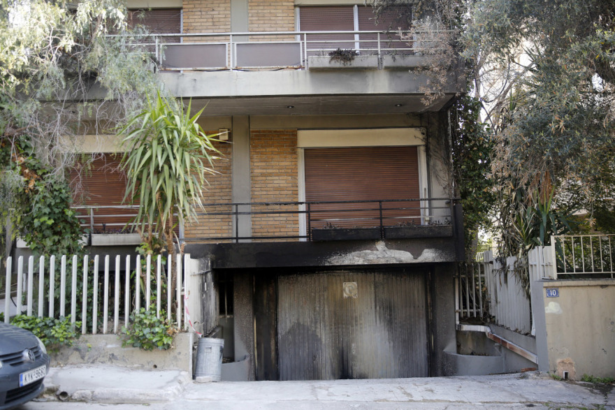 Έκρηξη σε είσοδο πολυκατοικίας στους Αμπελόκηπους με γκαζάκια σε καρότσι σούπερ μάρκετ - Δείτε φωτογραφίες