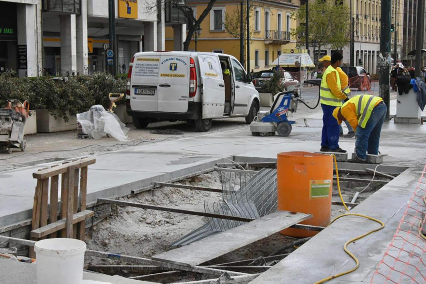 Μεγάλος Περίπατος: Μεγαλοβδομαδιάτικη ταλαιπωρία - «Μετακομίζουν» οι φοίνικες από την Πανεπιστημίου (Βίντεο και φωτογραφίες) 