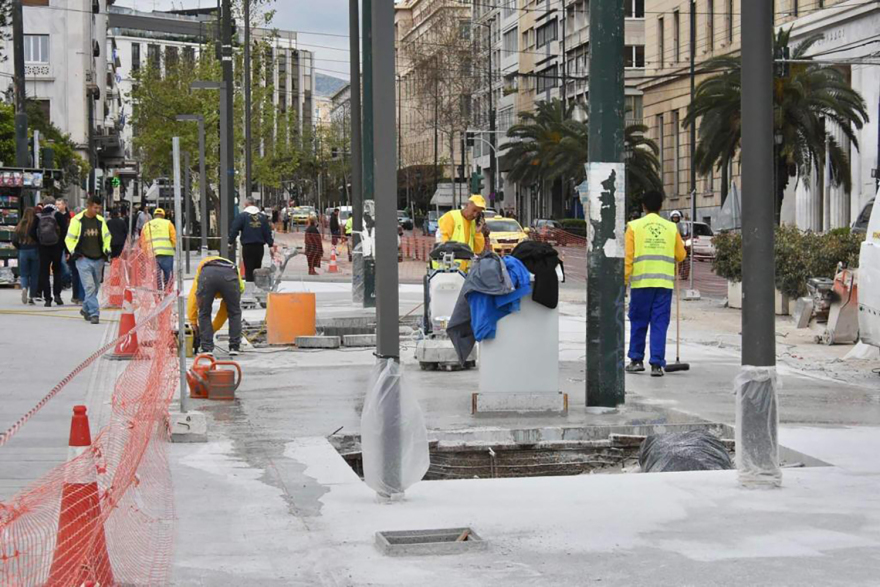 Μεγάλος Περίπατος: Μεγαλοβδομαδιάτικη ταλαιπωρία - «Μετακομίζουν» οι φοίνικες από την Πανεπιστημίου (Βίντεο και φωτογραφίες) 