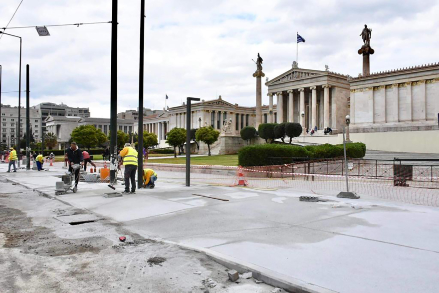 Μεγάλος Περίπατος: Μεγαλοβδομαδιάτικη ταλαιπωρία - «Μετακομίζουν» οι φοίνικες από την Πανεπιστημίου (Βίντεο και φωτογραφίες) 