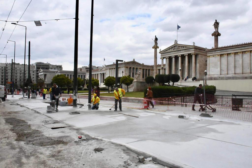 Μεγάλος Περίπατος: Μεγαλοβδομαδιάτικη ταλαιπωρία - «Μετακομίζουν» οι φοίνικες από την Πανεπιστημίου (Βίντεο και φωτογραφίες) 