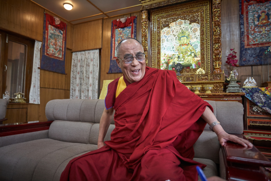 Δαλάι Λάμα: Εκθετειμένος μετά το φιλί με το παιδί - Η διαδρομή και τα «πιστεύω» του