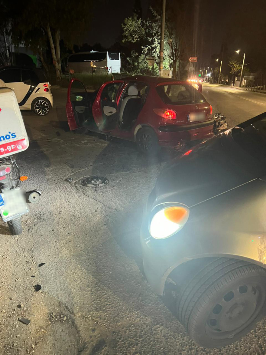 Λυκόβρυση: Σφοδρή σύγκρουση ΙΧ με μηχανή - Στο νοσοκομείο ο δικυκλιστής 