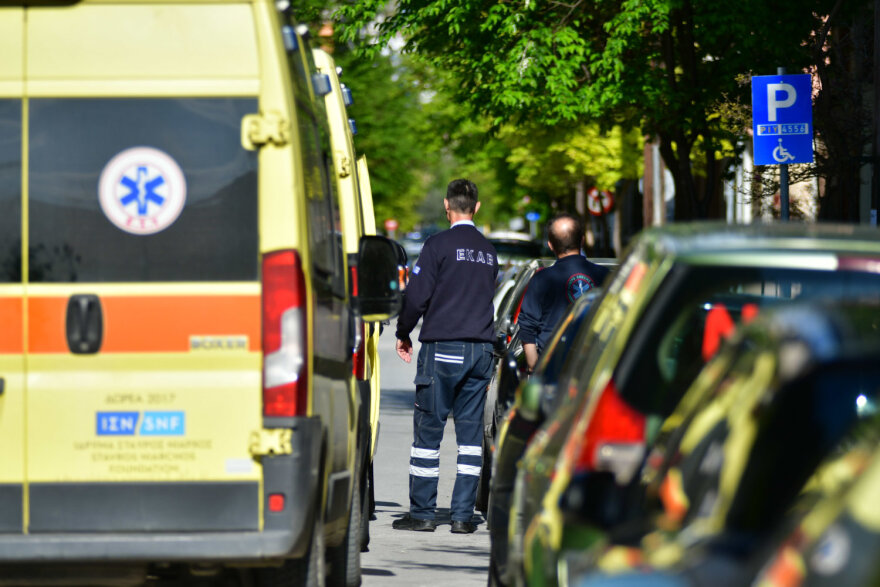 Τραγωδία στη Λάρισα - Νεκρός ηλικιωμένος που έπεσε από μπαλκόνι τρίτου ορόφου